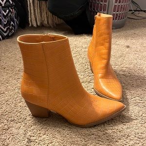 Fo alligator boots. Tan/ orange with wooden heal with zipper